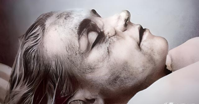 1962年8月5日，玛丽莲梦露被发现死在自己寓所的卧室里。她的尸体被简单处理后运