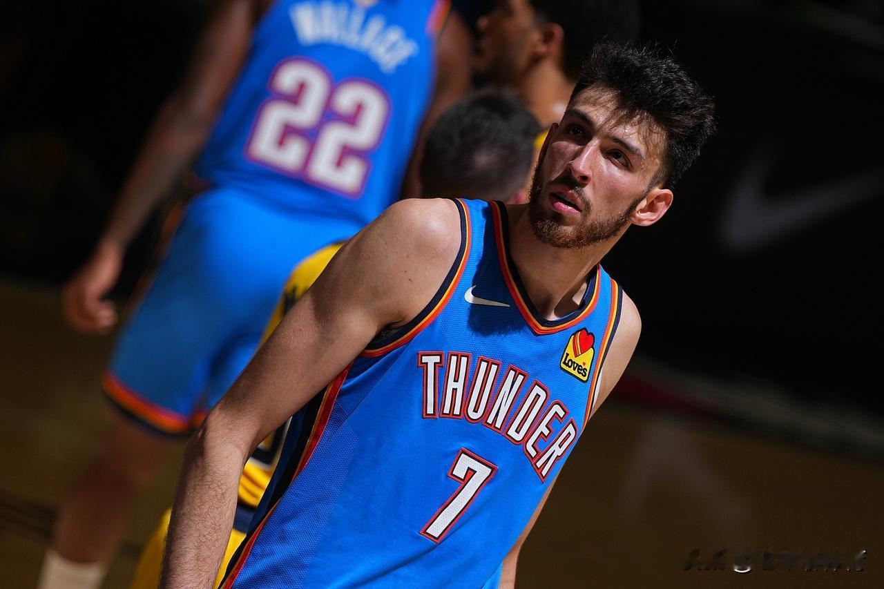 火箭五大被霍姆格伦一人搅和了！
今天，火箭队排出了五人均在两米以上的大个子阵容。