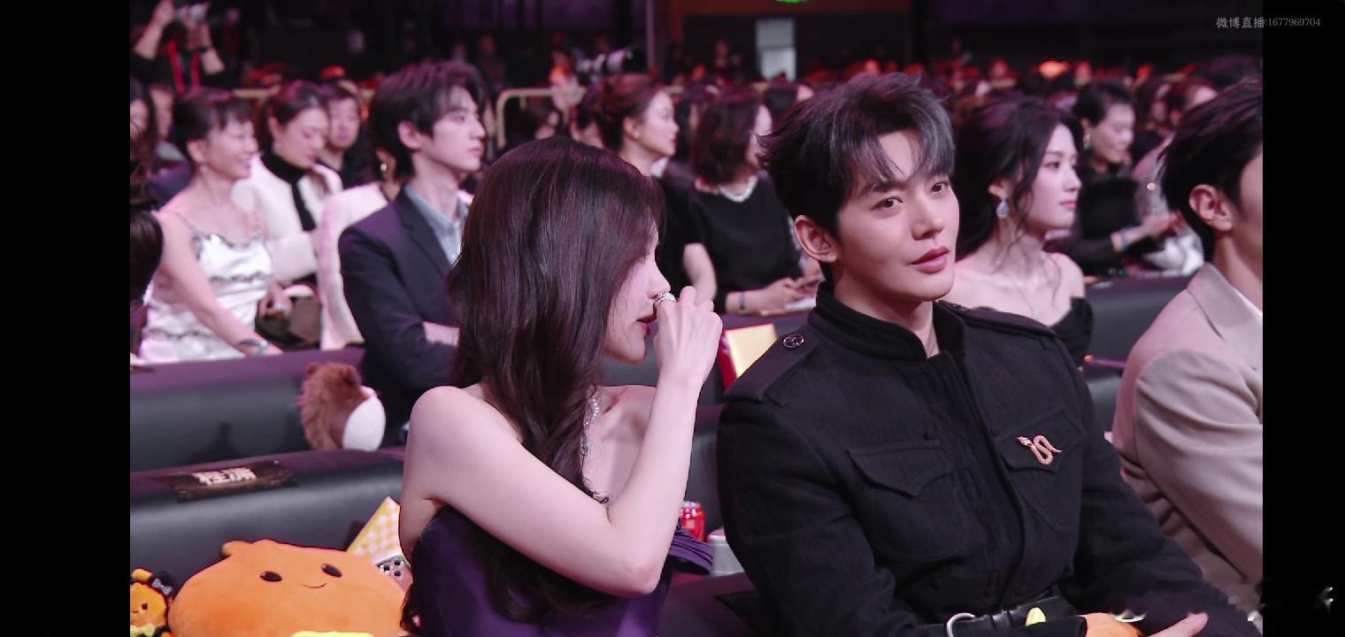 邓为李一桐在聊什么邓为李一桐内场热聊 邓为李一桐在聊什么呀！内场一直在聊天儿~邓