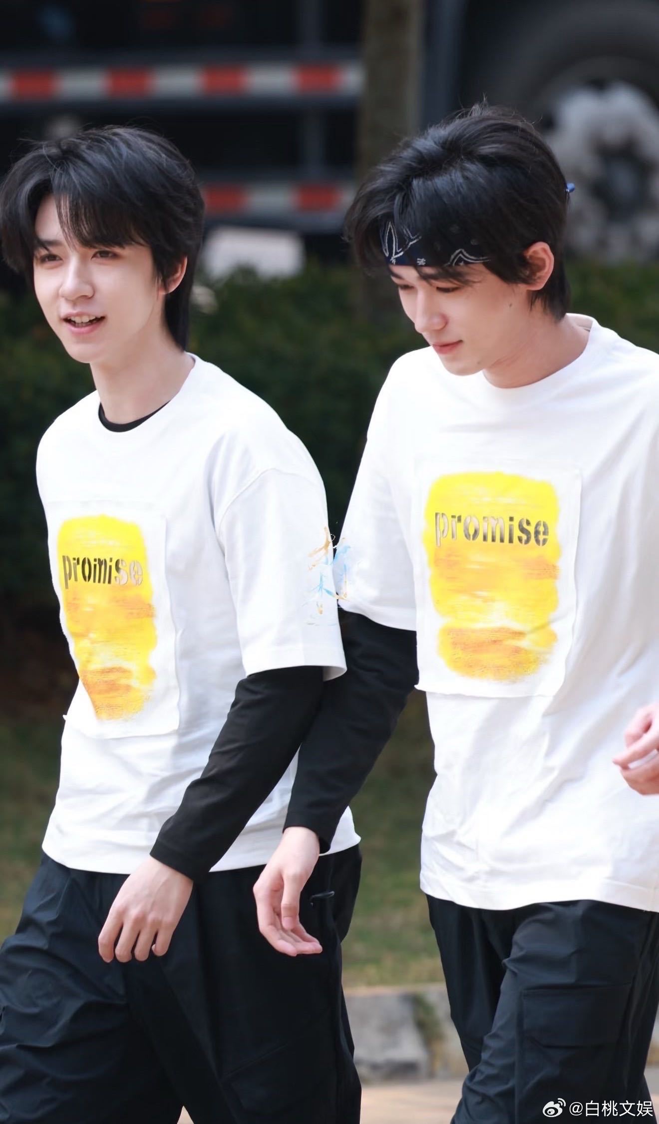 时代少年团跑男上班时团奔跑吧上班路透奔跑吧 时代少年团跑男路透来啦！白T发带清爽