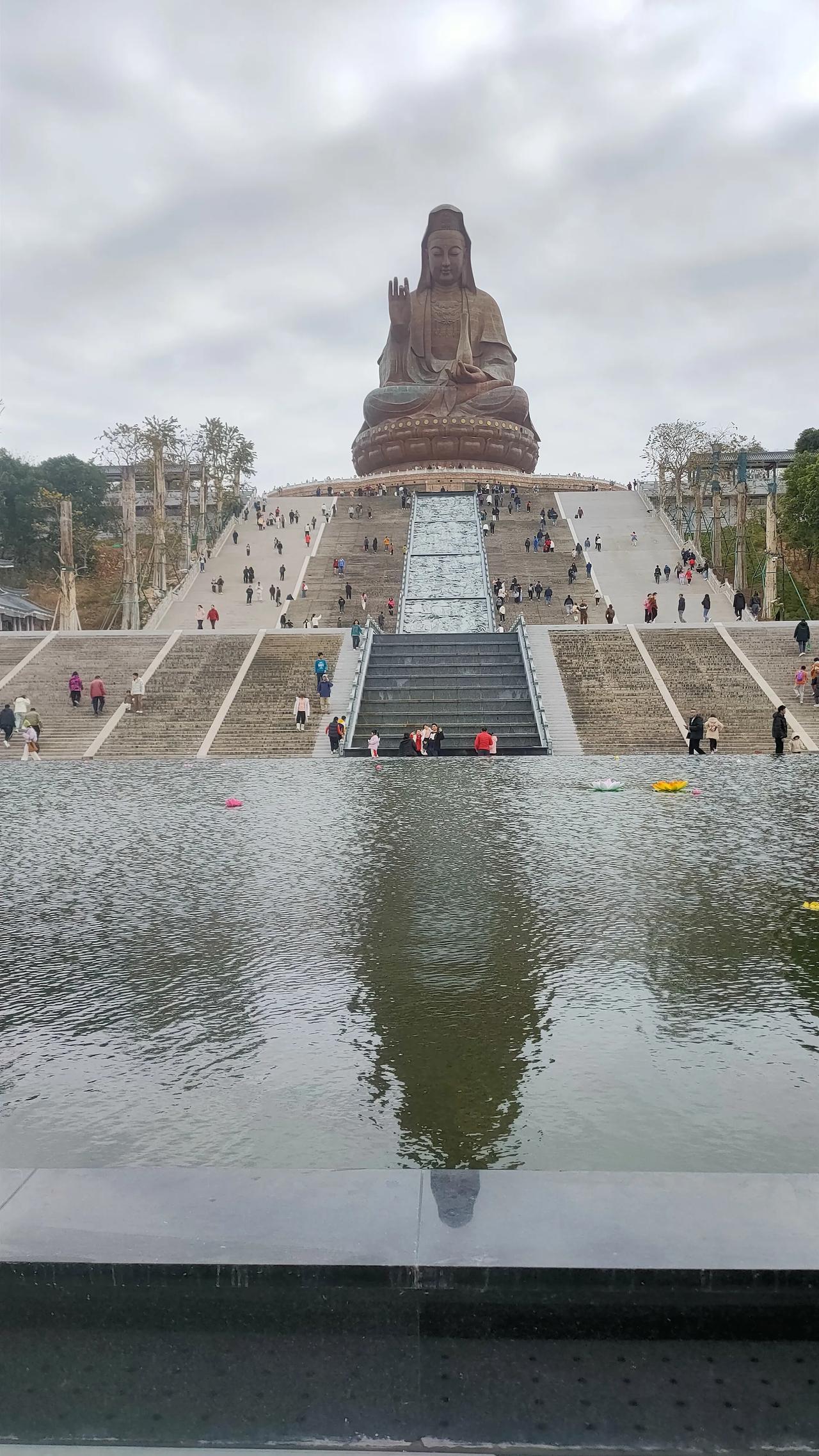 西樵山早就在岭南地区闻名遐迩了，只是一直无机会探访。
早些时候上西樵山游玩是要门