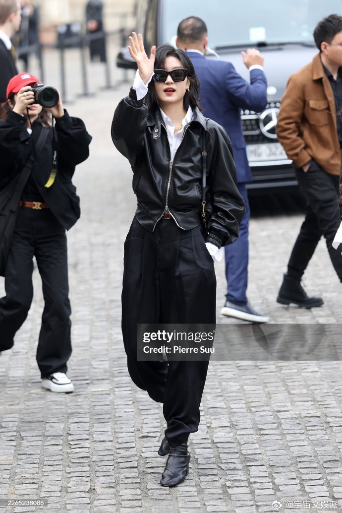 G社是孙千站姐吧 G社对孙千是真爱吧！照片每一张都惊艳，光影勾勒出绝美轮廓，这出