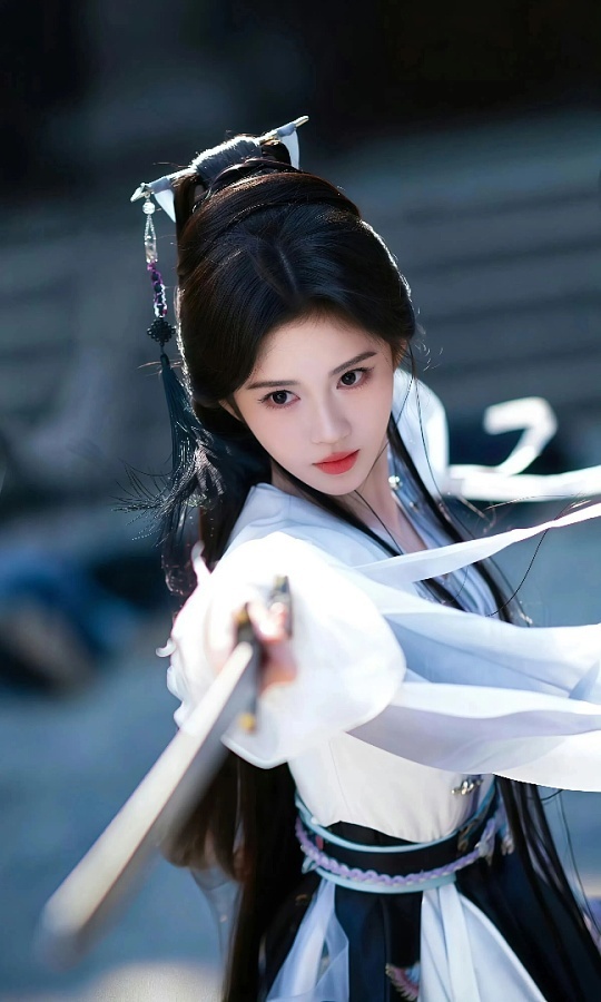 鞠婧祎掌管侧颜的神鞠婧祎简直是侧颜界的天花板！精致下颌线如精心勾勒的弧线，高挺鼻