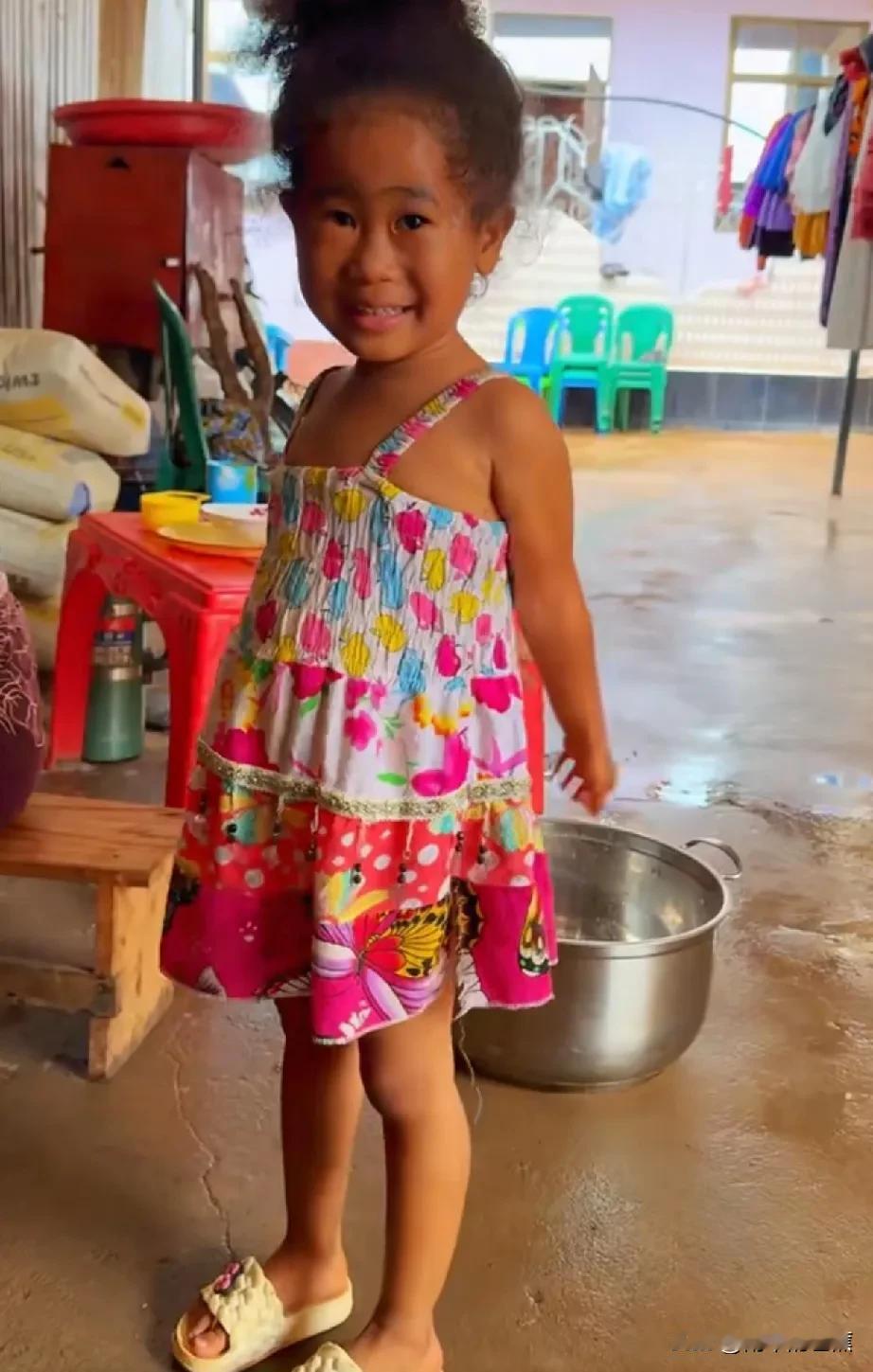 “日出又日落，深处再深处，一张小方桌，有一荤一素……月儿明，风儿轻，可是你在敲打