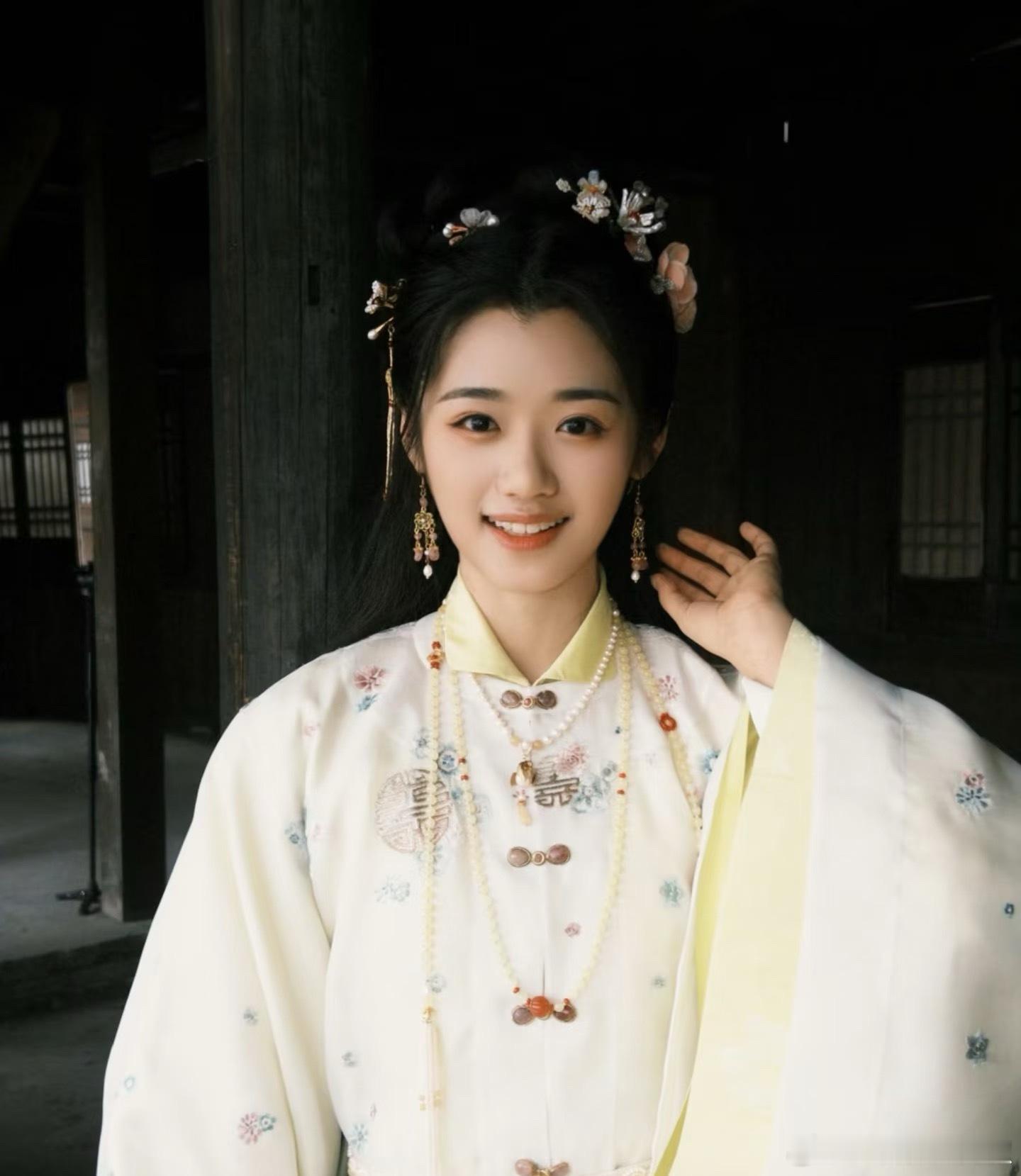 丫头还蛮会捧人的，这才多久新人就演上女二了 