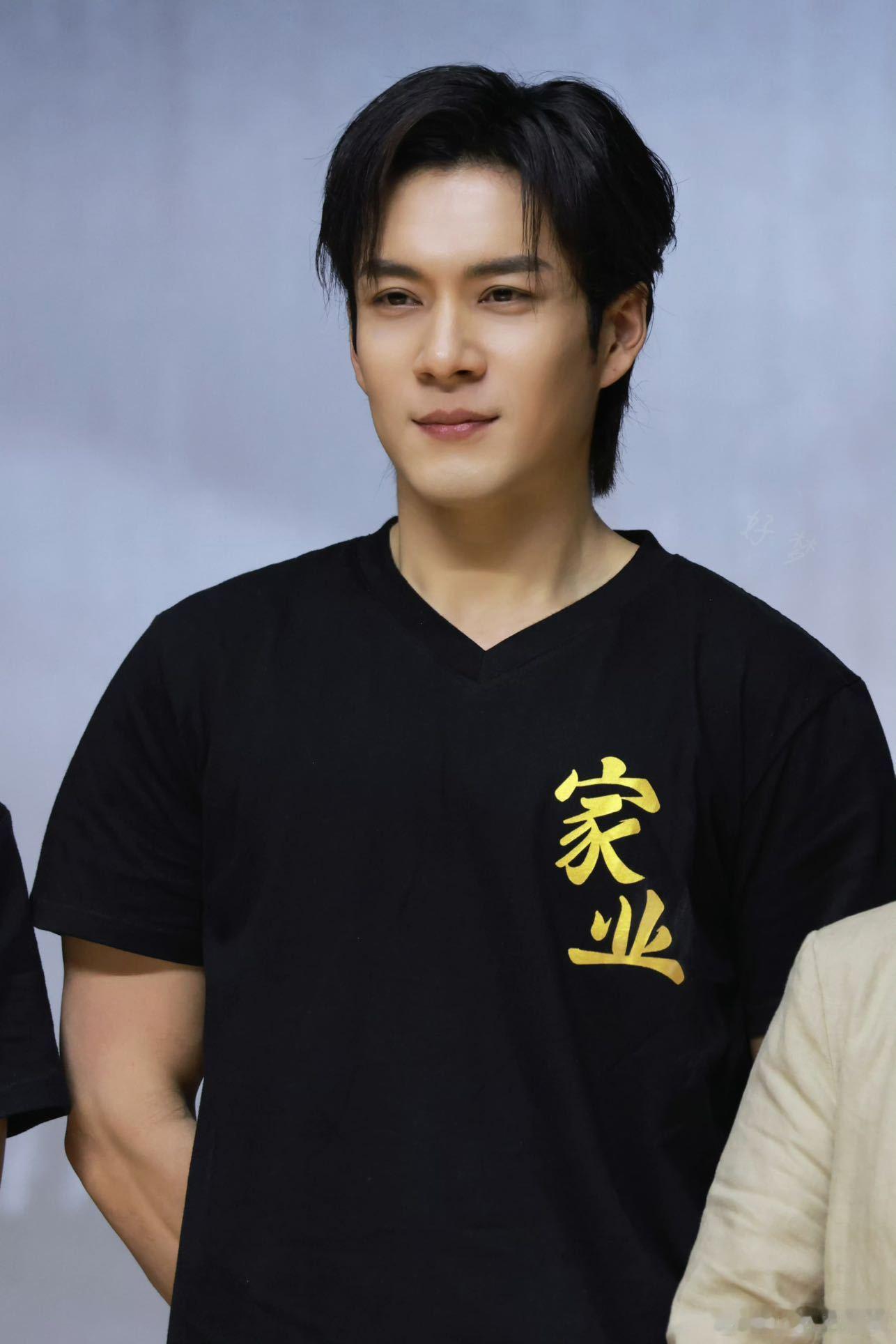 韩东君是我最认可的男主寻遍古装男主唯独偏爱韩东君，低调深耕演技全力助力剧集出圈，
