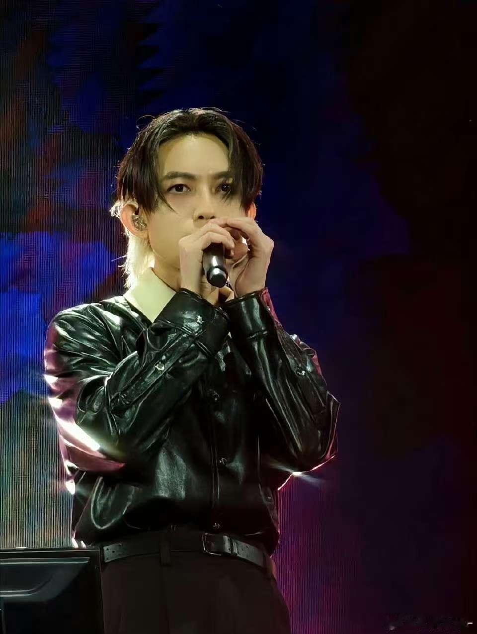 林宥嘉紧急闭麦阿肆 林宥嘉的音乐从来都不会让大家失望，草莓音乐节紧急闭麦阿肆打歌