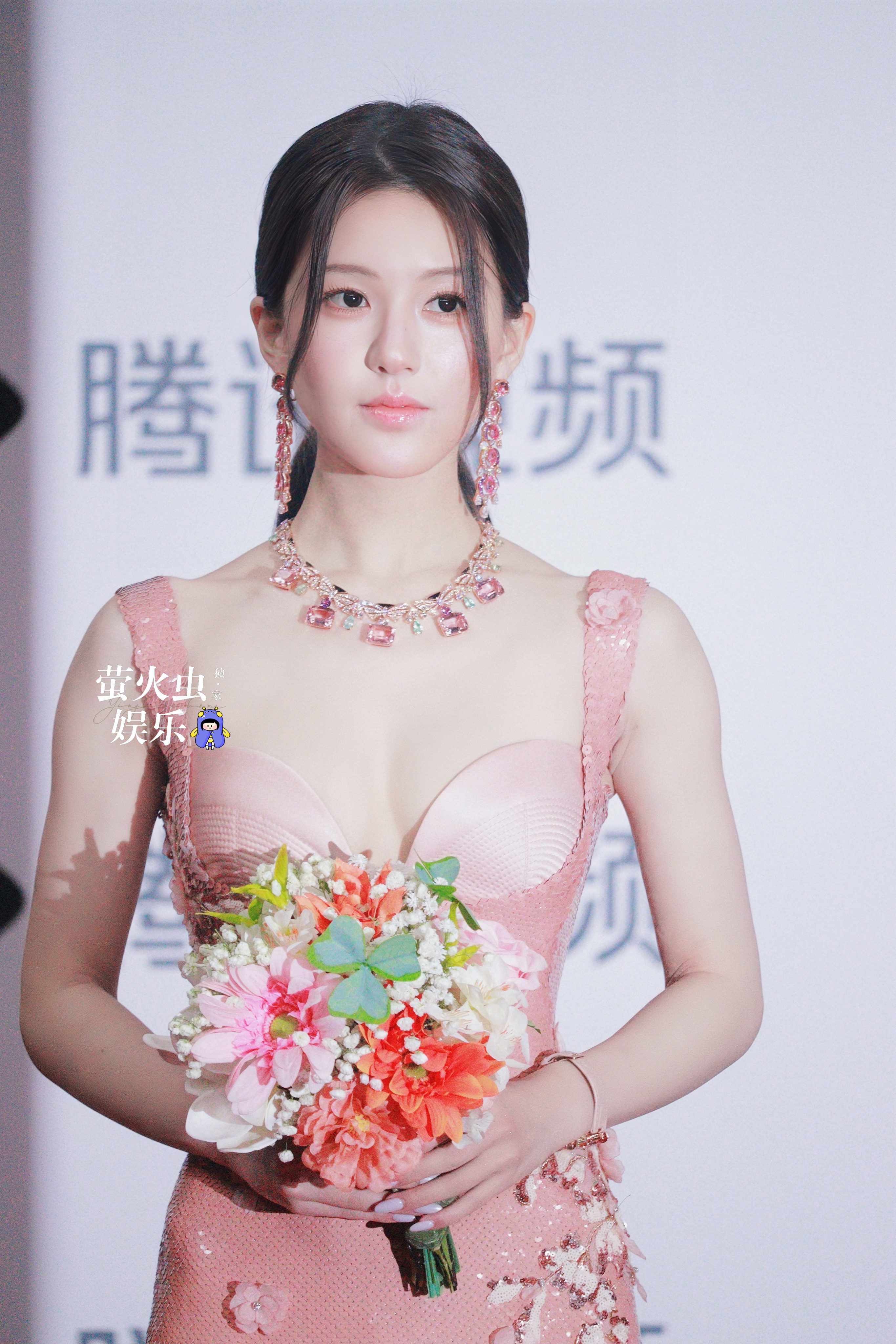 赵露思  赵露思一身粉裙出席星光大赏上身宝格丽珠宝好权威的一张脸星光大赏红毯赵露