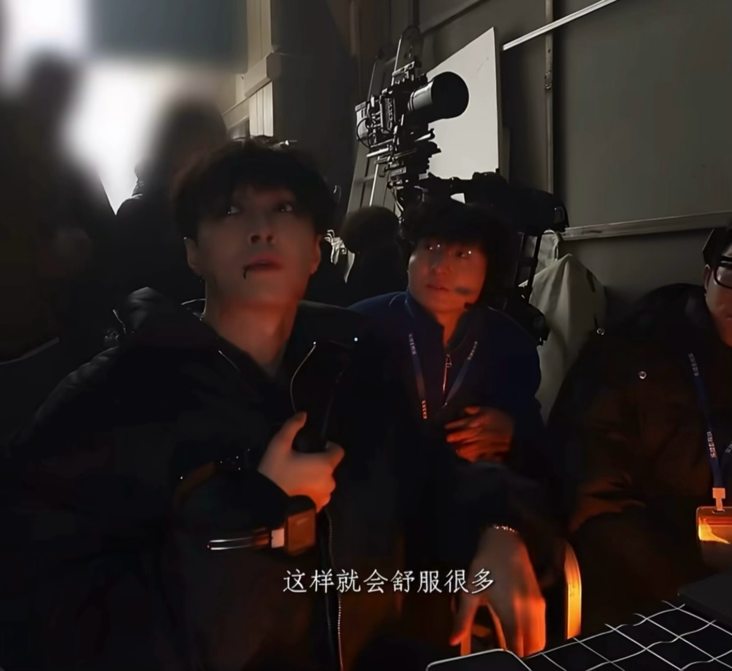 手把手教男的怎么拍让自己舒服。还用这种眼神看人家。拍的是正经片儿吗 