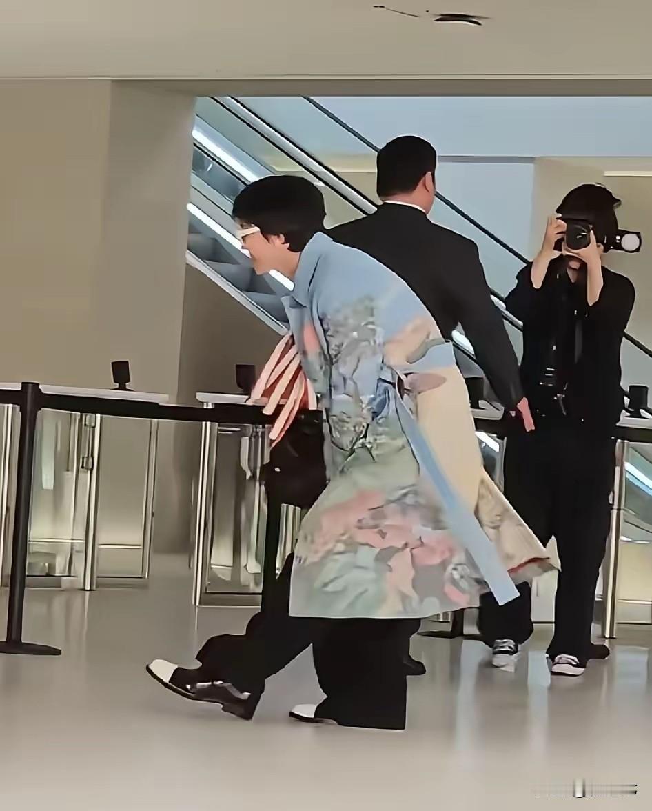 权志龙腰直不起来了
作为香奈儿最喜爱的人，5月26日的香奈儿活动，权志龙毫无疑问