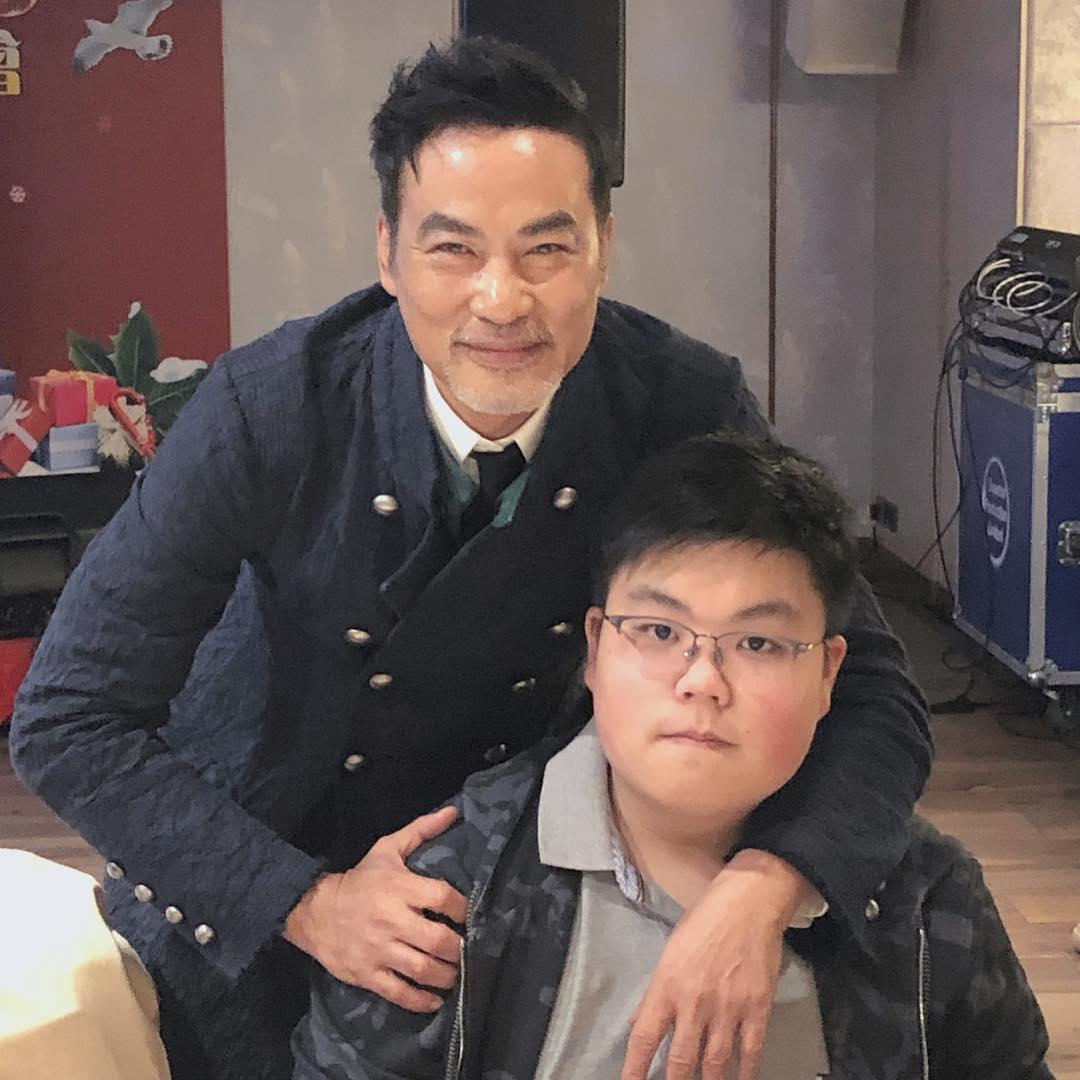 任达华和吕良伟儿子合影，没有儿子的他并不遗憾，因为他自己的女儿优秀无比，这样的女