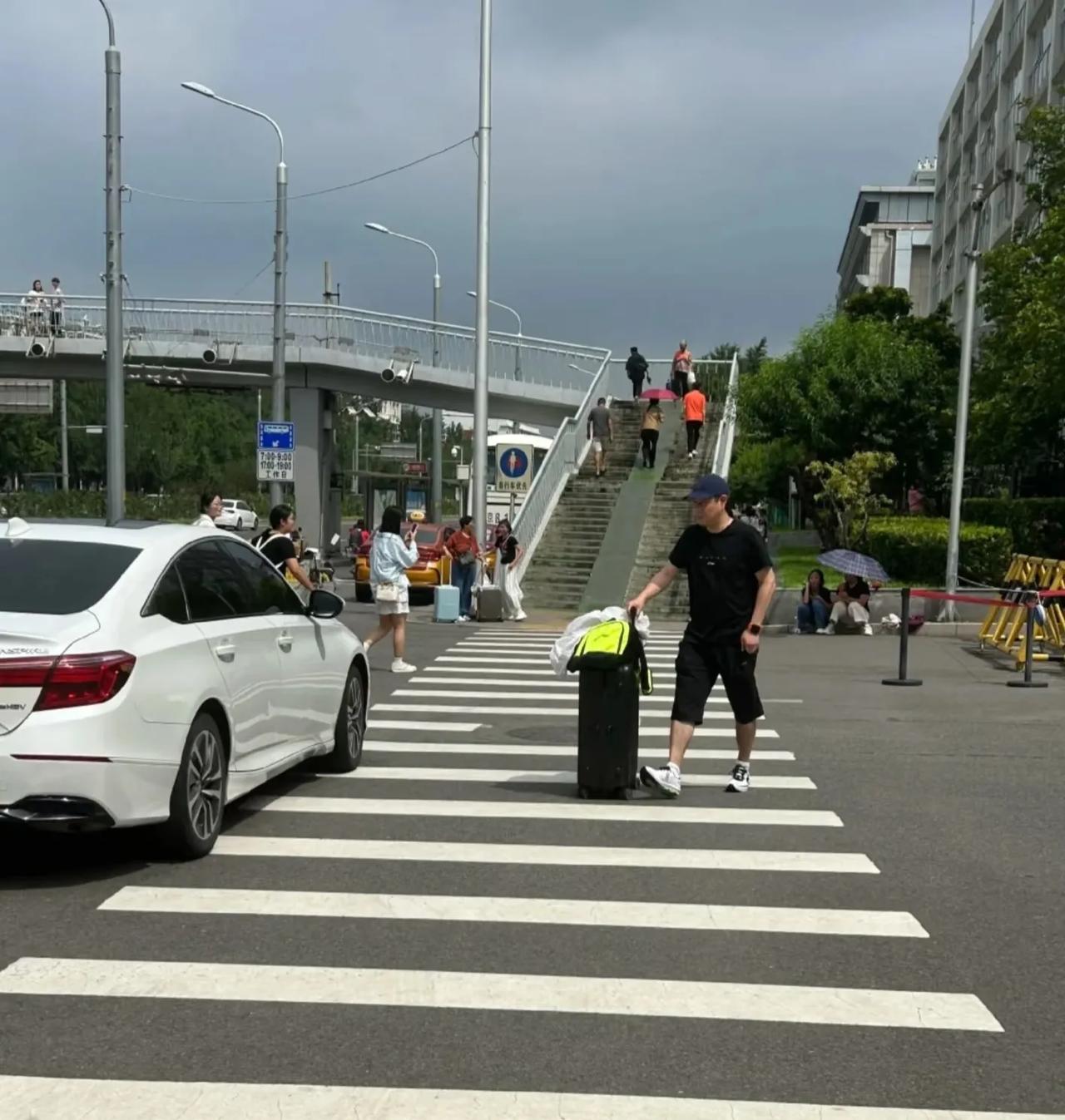今天国乒出发日本横滨参加WTT横滨冠军赛赛，
在机场王楚钦被疯狂围堵，
好多网友