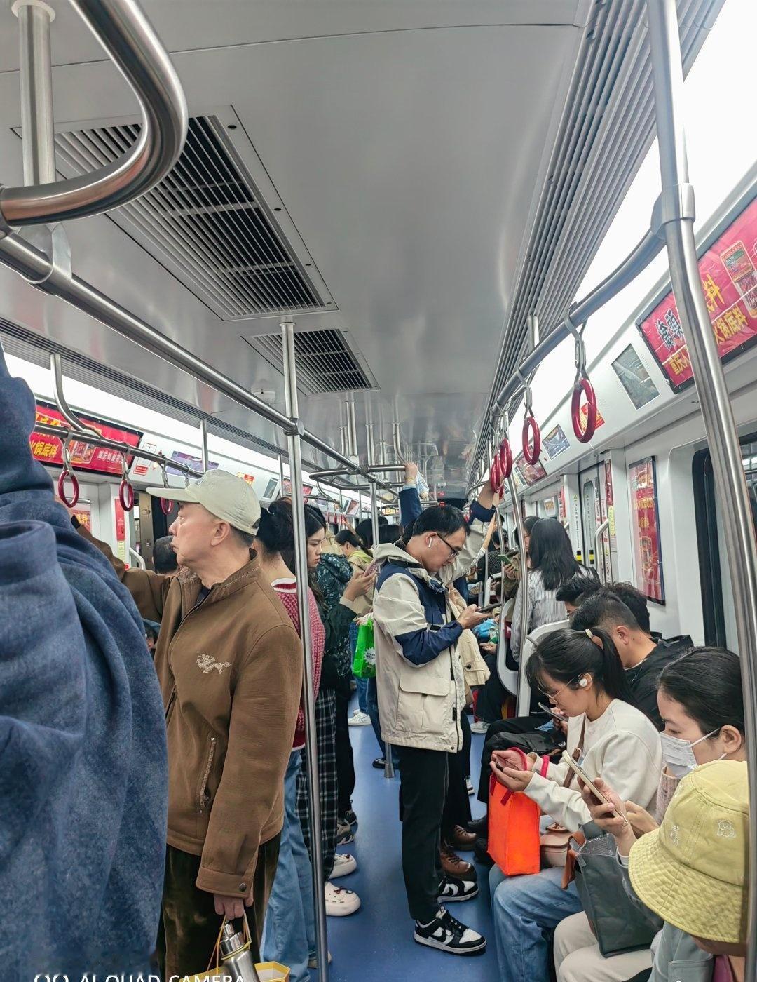 9号线啥时候人也这么多了，好久没坐了，打工人都起得挺早的