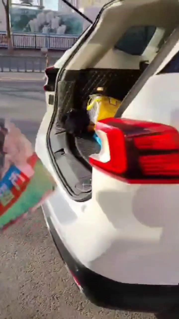 现在又来到了五洲帝景这个小区跟前，有位大哥说着急上班，让咱们先等他一下，他一会开