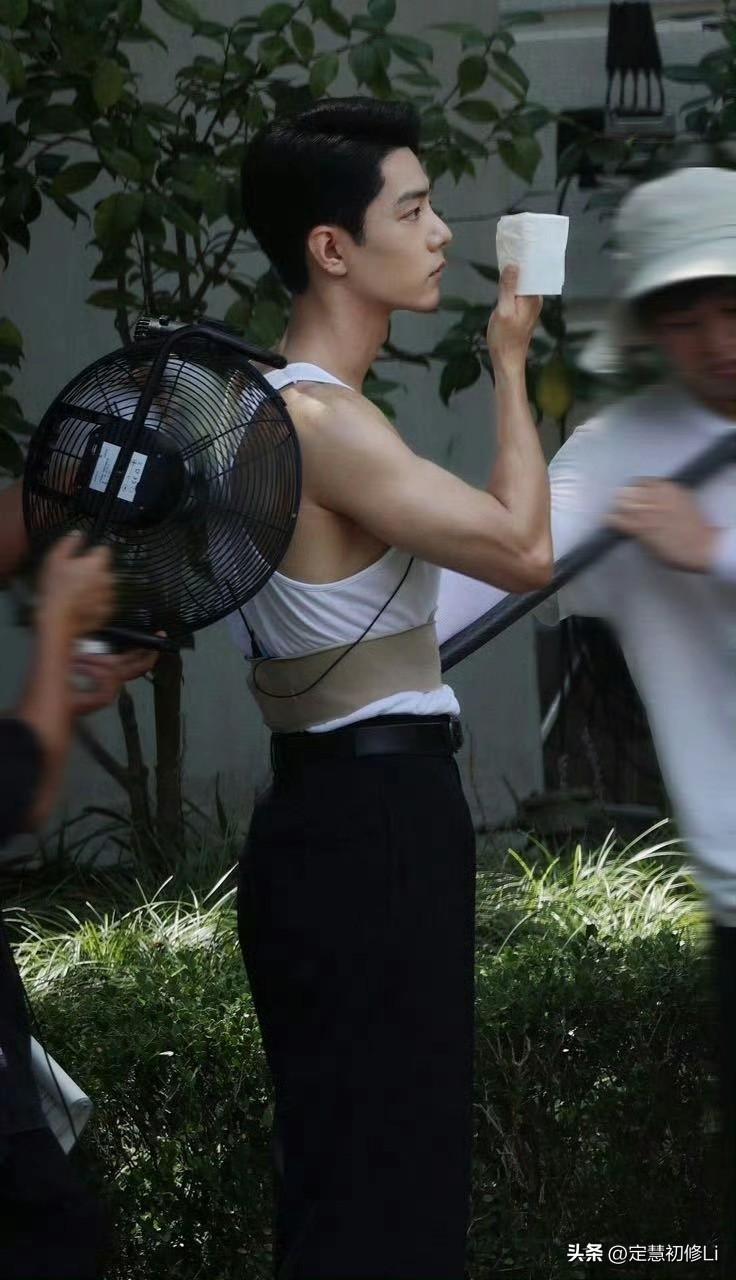 肖战智商情商高也就罢了，美商业如此之高，别人健身，脖子粗，肌肉粗大，面部棱角越来