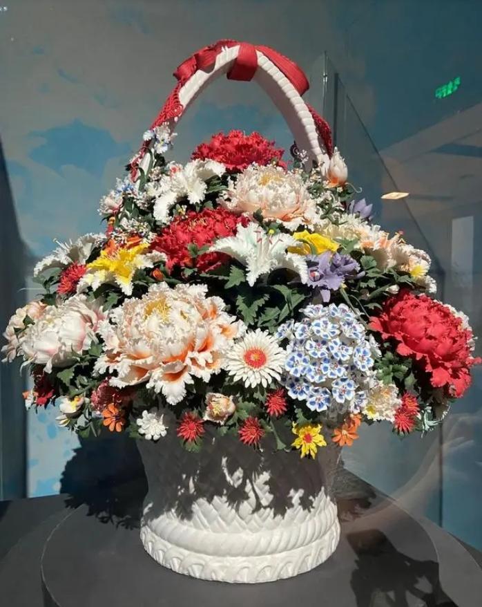 如果我不说这是一件瓷器，你会觉得这是什么？在瓷器画花已经不足为奇了，如果能做到花