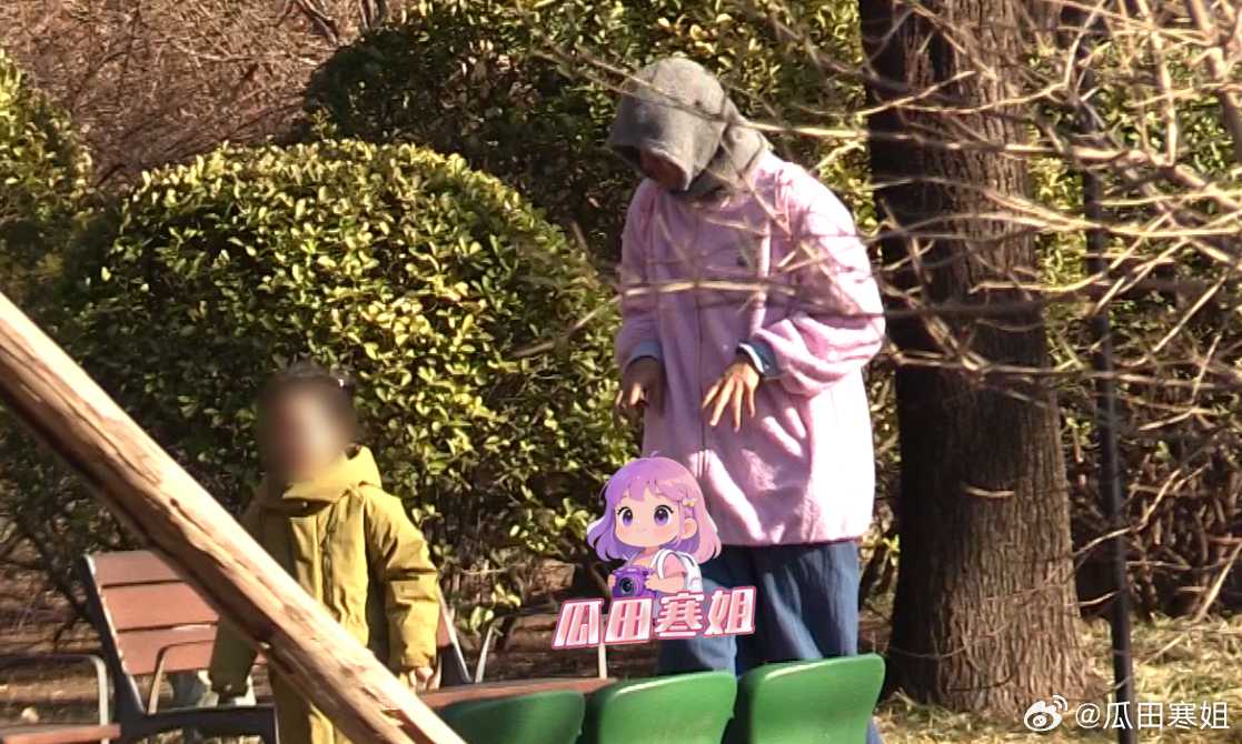 齐溪王传君带女儿逛公园 王传君怎么变身“粉嫩狼外婆”了？一家三口来到公园游玩，王