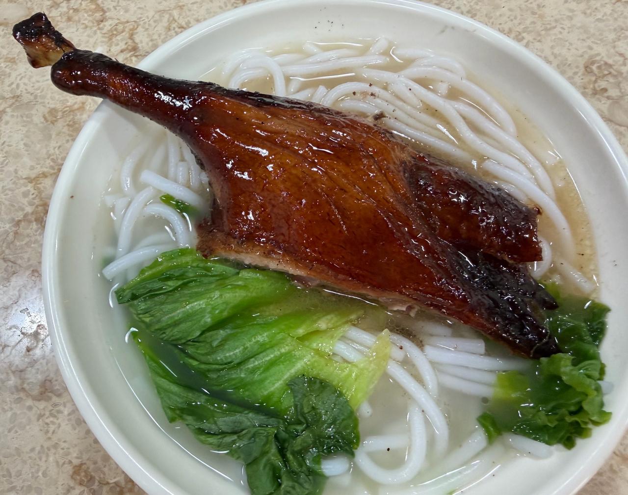 东莞早餐，吃的都是工业品，也许只有这东莞烧鹅，还不属于工业品。