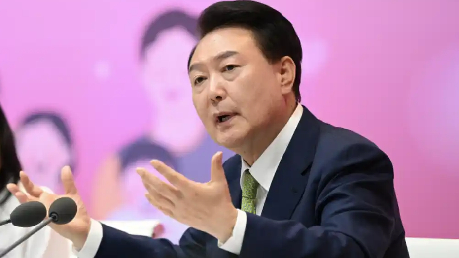 韩国总统尹锡悦因遭国会弹劾而暂停职务，且法院批准延长逮捕他的期限，可谓自身难保。