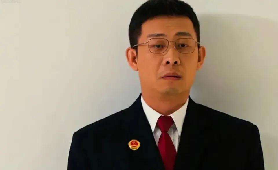 追剧《以法之名》  我感觉洪亮的性格太过于优柔寡断、婆婆妈妈的。在把谢鸿飞带到专