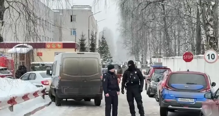 俄罗斯突发：军警大楼坍塌