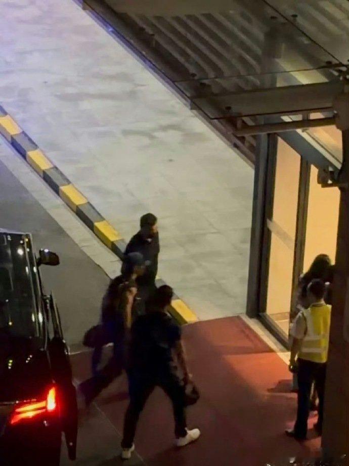 肖战机场无袖路透肖战无袖造型走机场 肖战无袖造型走机场， 
