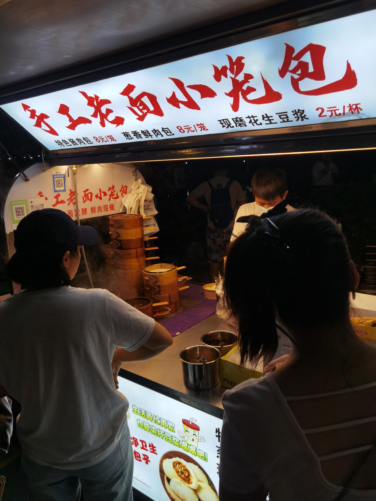 三水最近新开的驿南夜市，
真是太热闹了！
前几天晚上一直下雨，
今天周五放晴了，