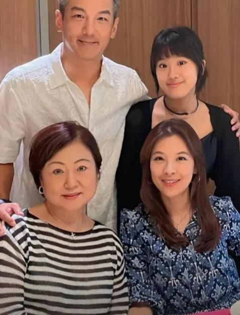 ，也引发了网友们的热议。一些网友称赞梧桐妹在长大后能够与生父相认并建立起深厚的感
