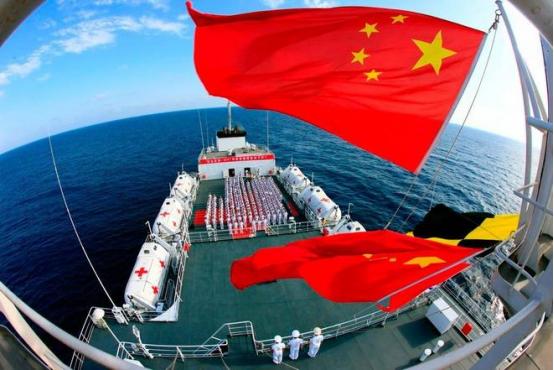 黄岩岛海面，菲律宾一艘护卫舰硬挤进中方四艘军舰的包围圈，舰长没退，反让直升机贴桅