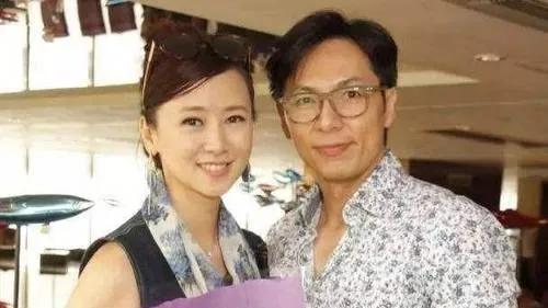 56岁的翁虹近日在社交媒体上透露，她与丈夫刘冠廷已经分居三年，但感情反而更好了。