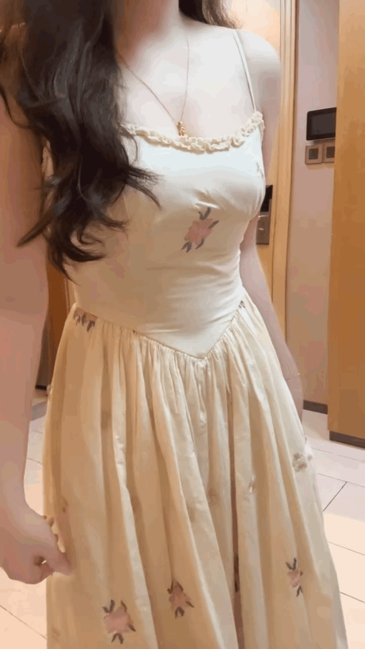 这样身材好皮肤白又会穿搭的小姐姐一定很多人喜欢吧！ 