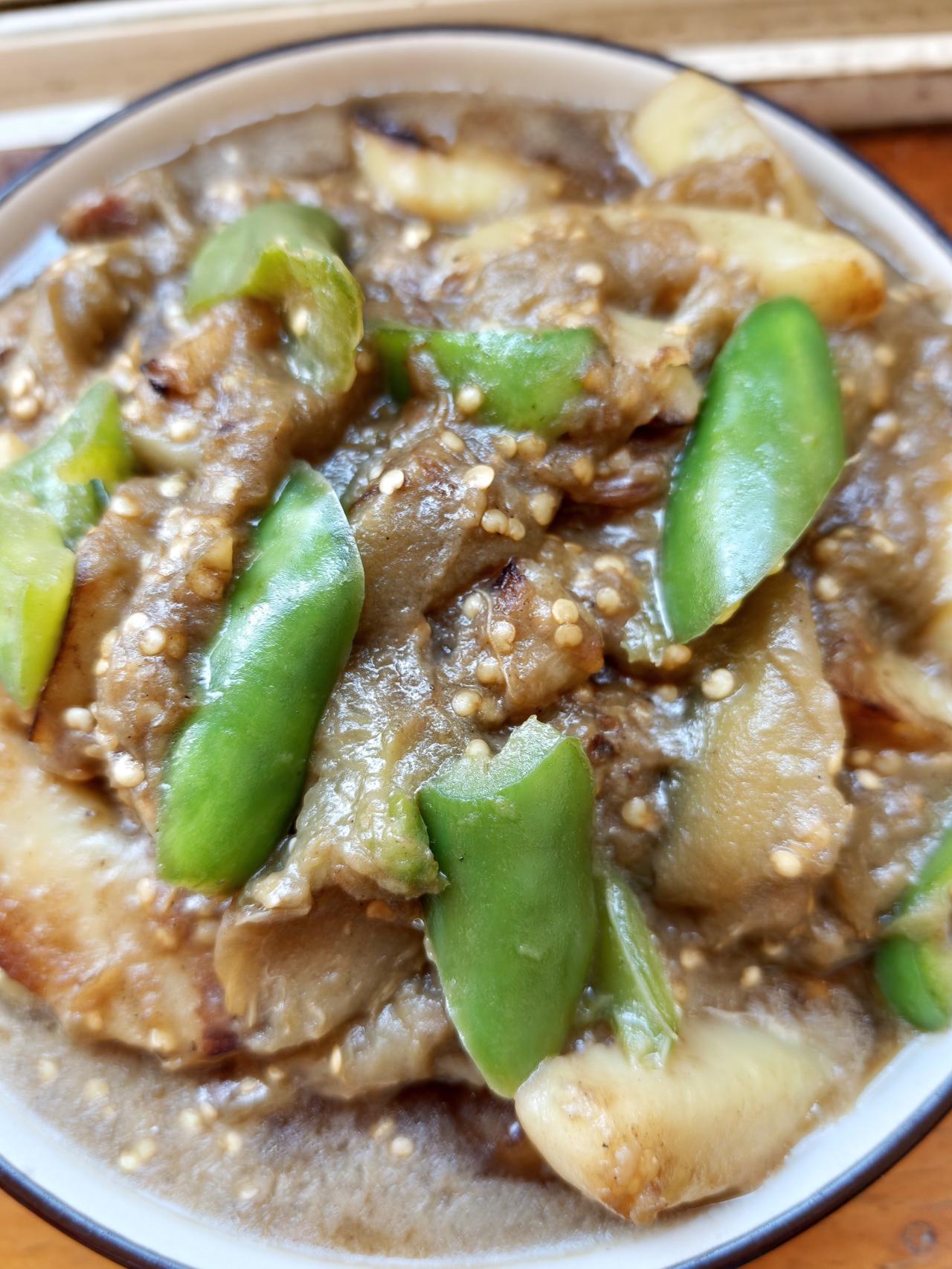 这茄子老了种就多，但还能凑合着吃，味道也还不错。
不管咋说，是自家种的，就觉得吃