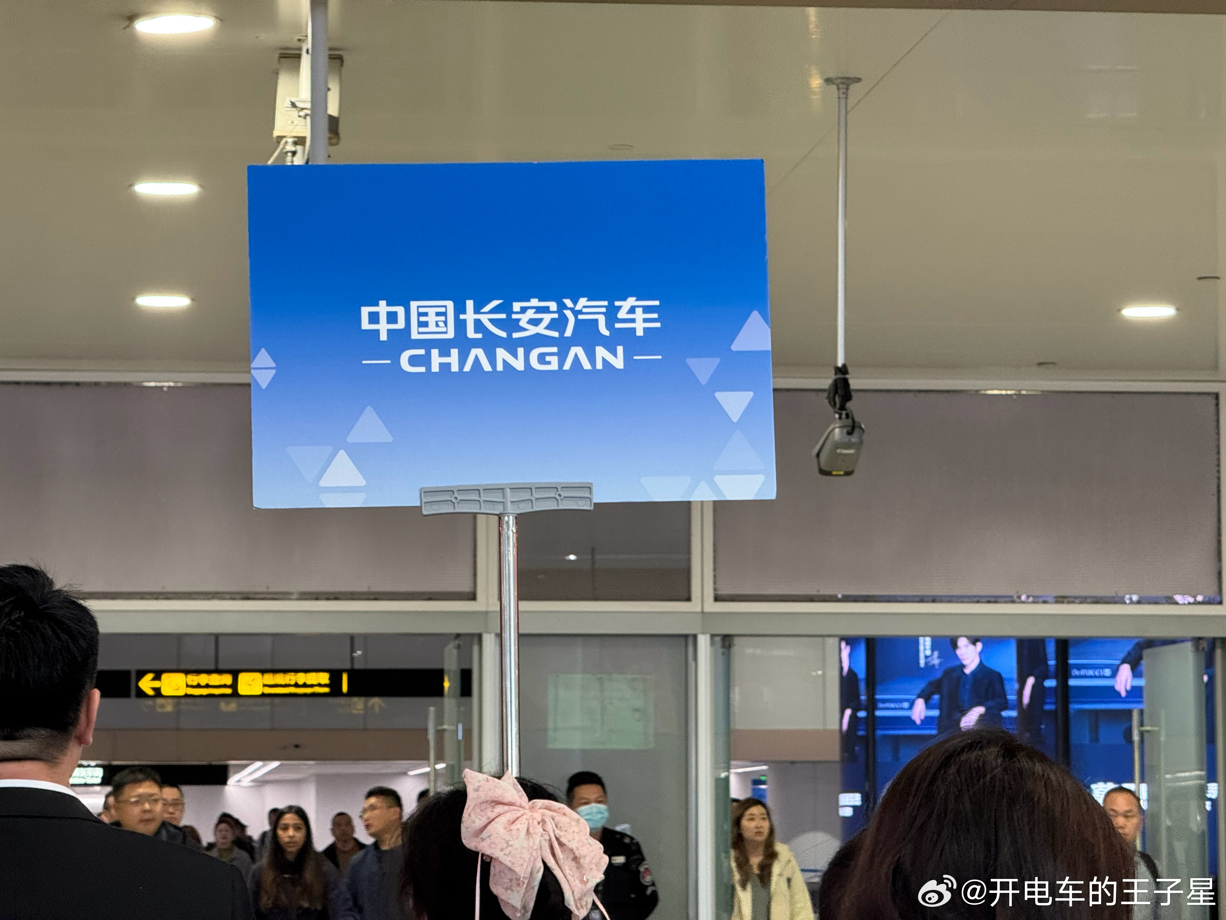 每次来到重庆， 这个机位必拍照黄色法拉利， 重庆的城市名片今晚看看去这套超级全球