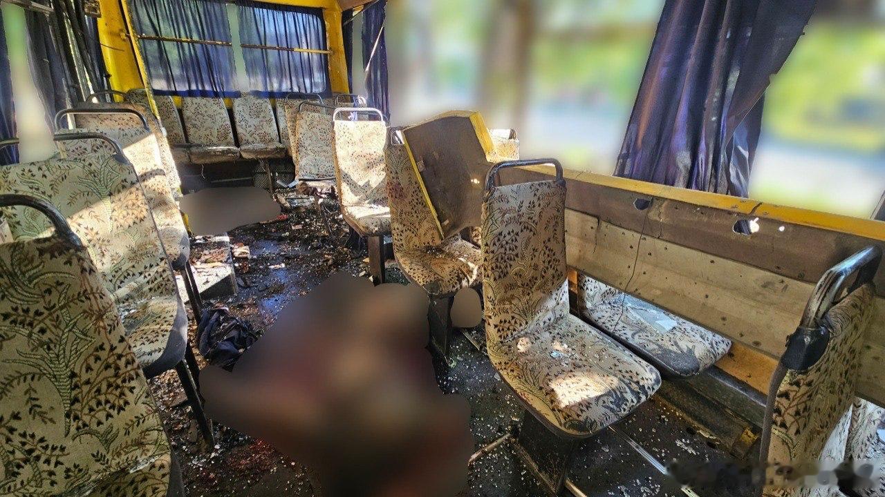 俄罗斯的无人机攻击了赫尔松的一辆小巴，致两人死亡、6人受伤。 