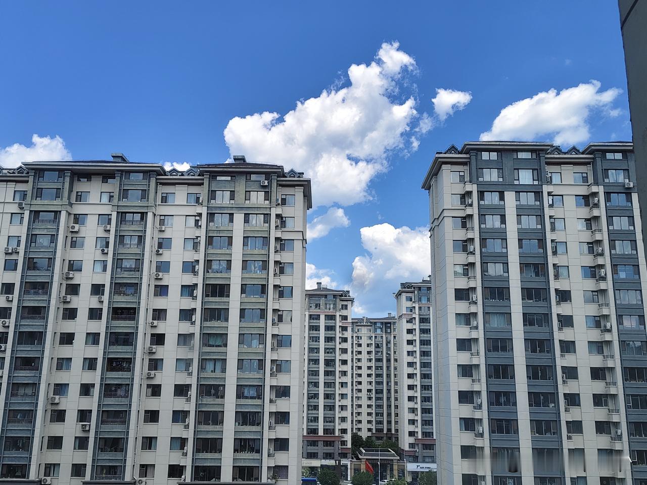 分享一张自然风景照片昨天共拍了三张，就选这一张吧，从厨房的窗户往外看，就是这么美