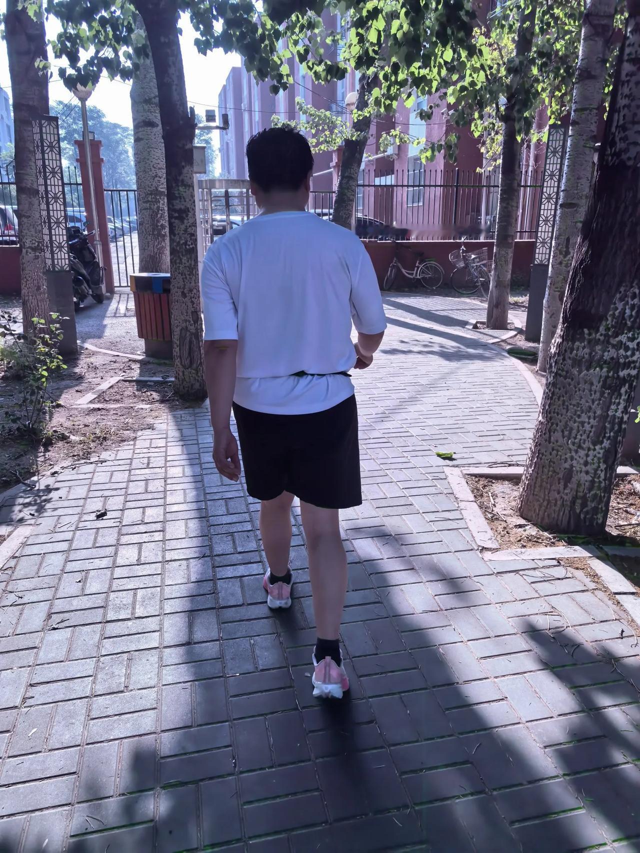 晒一下老公跑步装备，奇葩

跑鞋买了一双又一双

最近竟然买了一双粉色跑鞋

5
