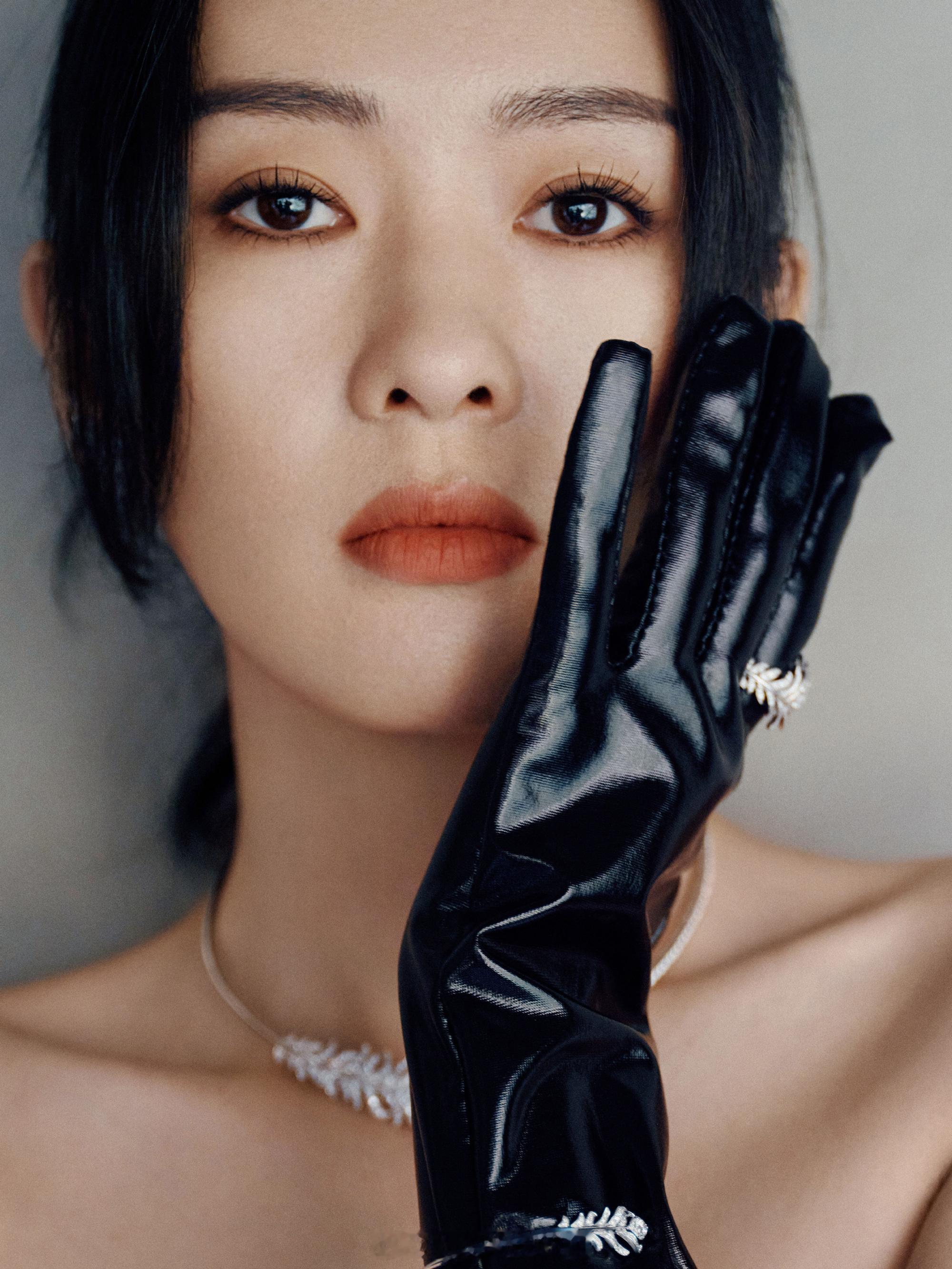 童瑶一身黑皮裙魅力尽显 