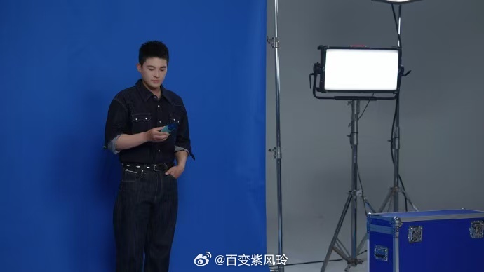 海欧同频心动七夕硬汉的沉稳风骨搭配少年的清爽元气，被欧豪演绎得恰到好处，神情凌厉
