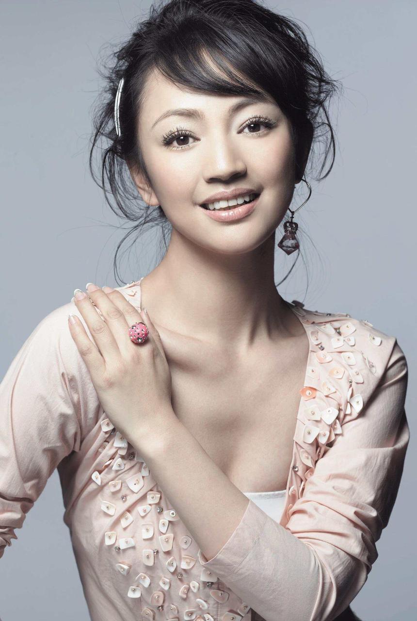 2010年，37岁的罗海琼和华谊副总裁费麟结束恋爱长跑，走向婚礼殿堂。可费麟突然