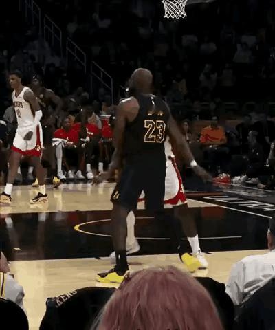 场边视角：詹姆斯左胳膊差点被卸了！泰特这个缠臂很正常，很多人卡位时胳膊也会纠缠，