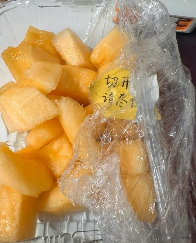 昨日突然想吃点水果，下楼进了家常去的水果店，随手挑了一盒切好的哈密瓜，标价十五块