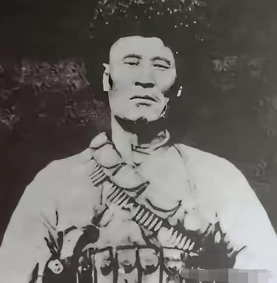 1949年12月，解放军在追击马家军残匪时，司号兵杨忠孝打死了一个穿着与众不同的