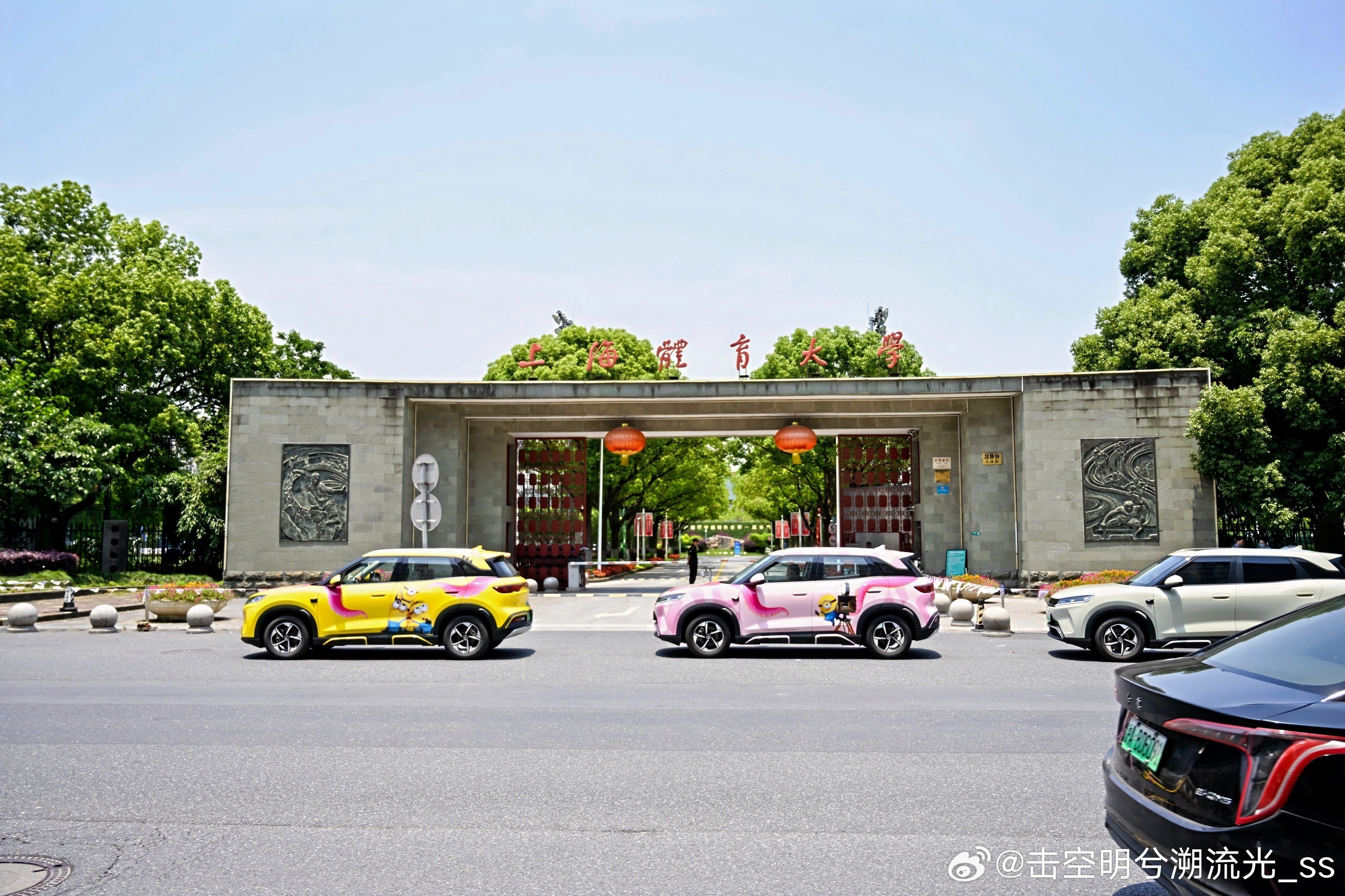 上海街头小黄人车队元气出动 比亚迪×小黄人这波操作太懂年轻人！街头车队元气满满，