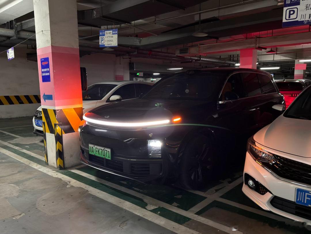 1点落地天府机场，2点半到家，还好有辅助驾驶+离车泊入，不然就真开不动了米帅的车