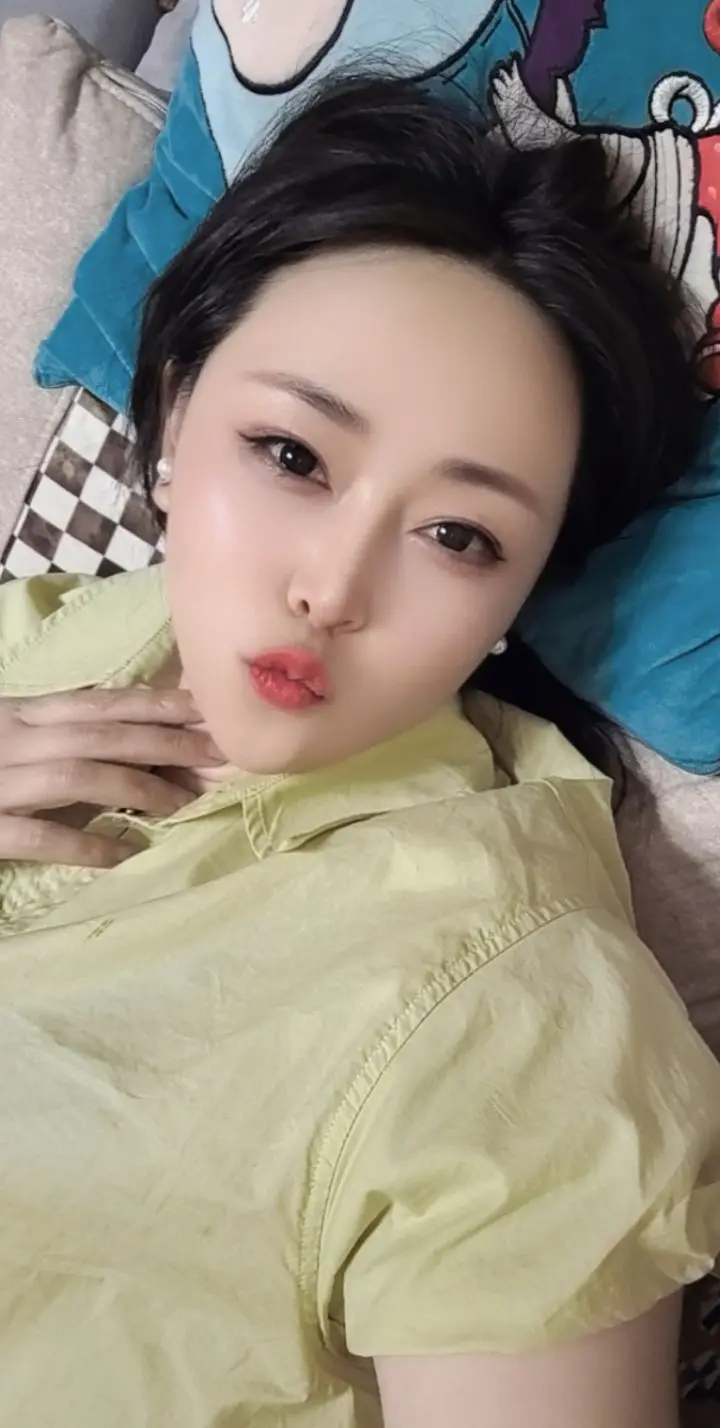 我就是个很犯贱的人，如果是我爱的人无论他如何伤我我都不会恨他我还是依然...