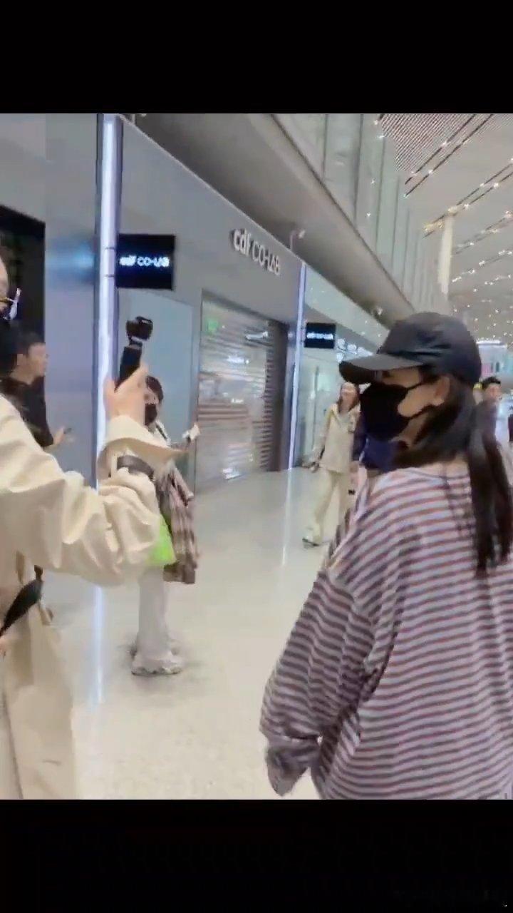 杨紫[超话]杨紫穿睡衣赶飞机杨紫素颜睡衣赶飞机 孟子义杨紫一起赶飞机，杨紫直接素