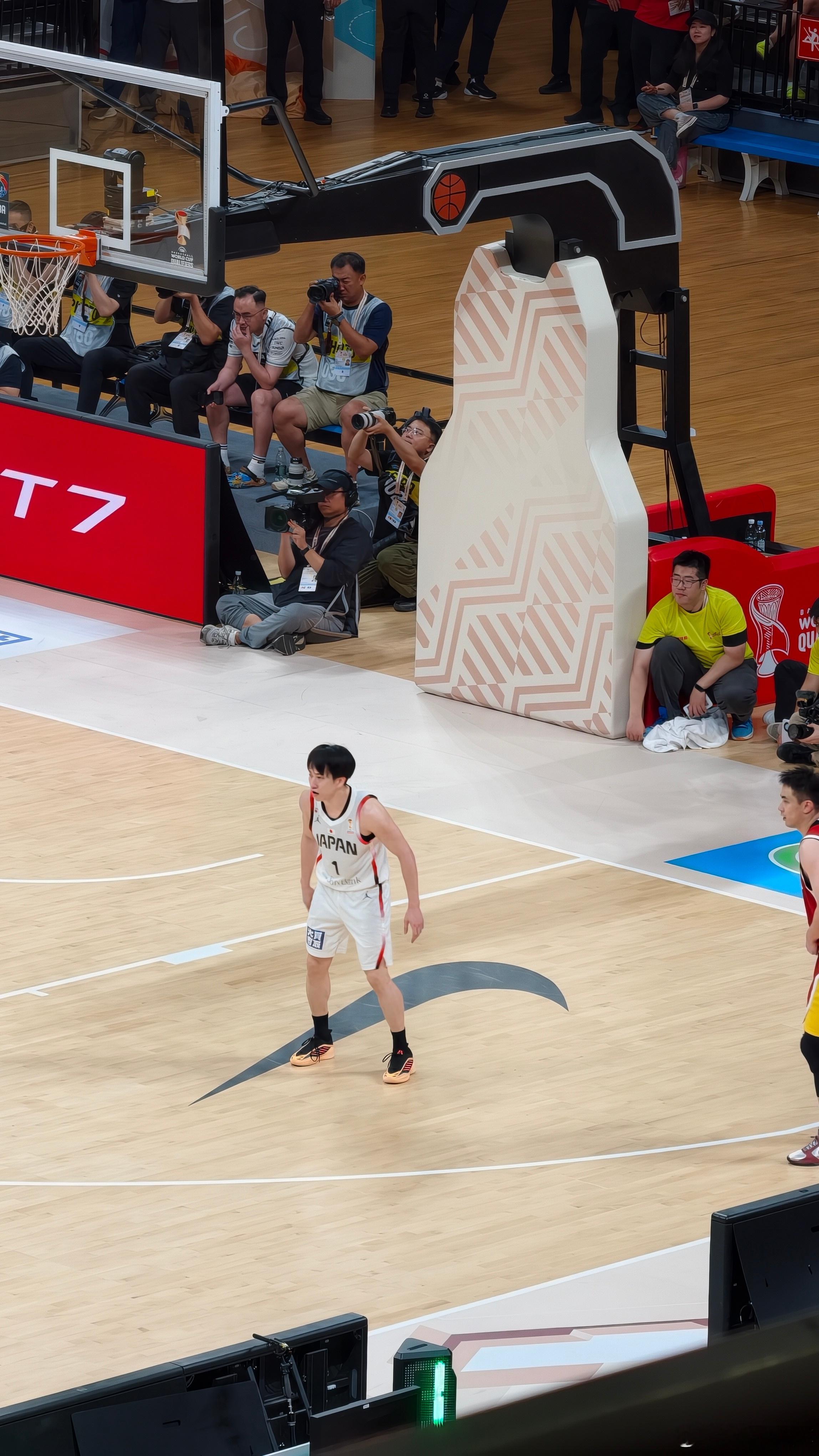 中国男篮vs日本男篮日本队这个1号小个子传球真不错 24号就真的太BUG了...