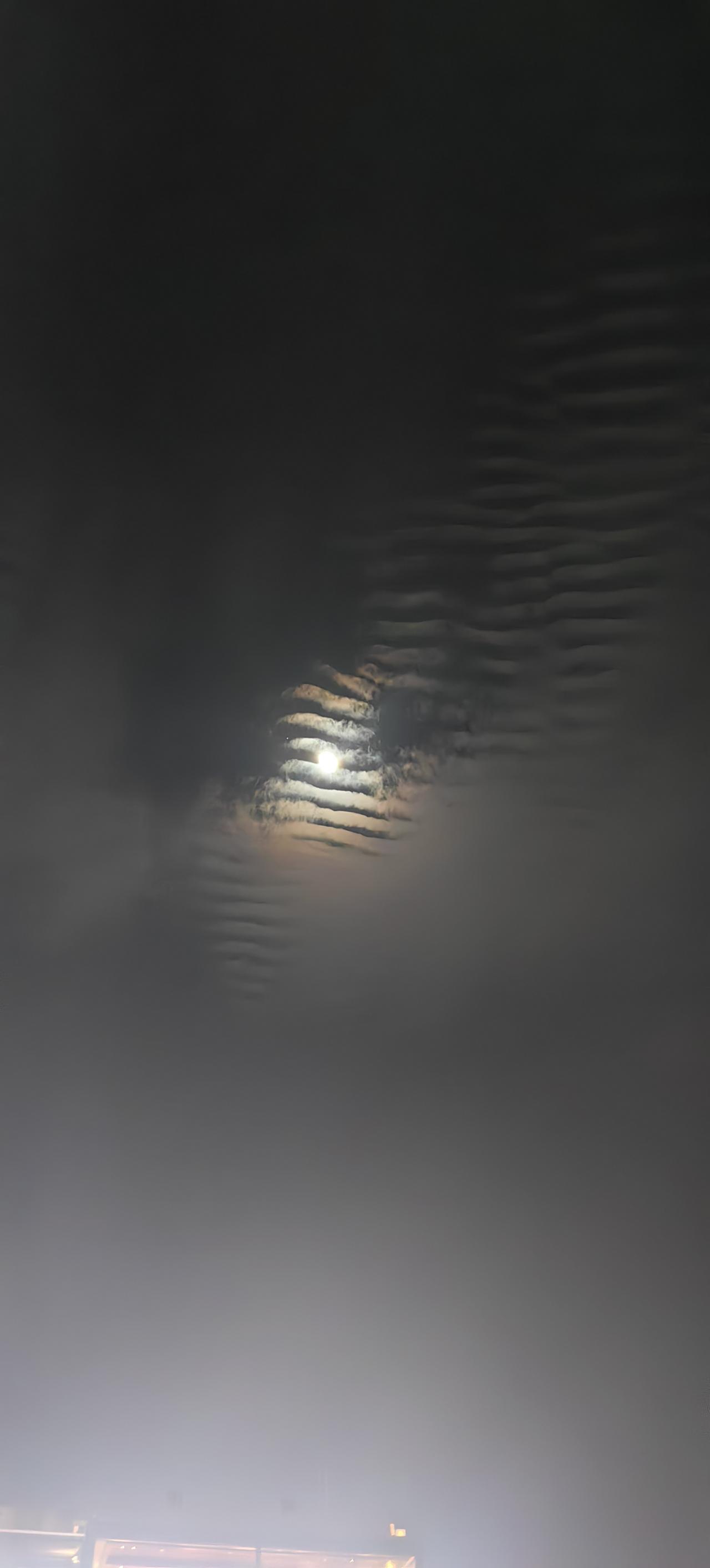这是厦门的“海边月色”…[思考]确实有点特别，这种云☁️很有feel[灵光一闪]