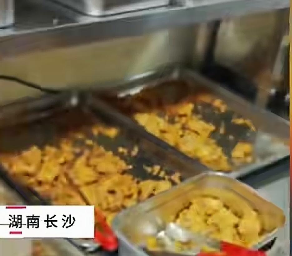 湖南长沙，顾客点了份外卖炸鸡，味道确实不错，香酥可口，他美滋滋的的享受美味。吃到