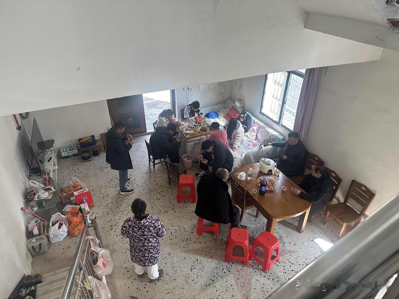 每年我们家走亲戚就是小姑家和几个姨舅舅家里！初二去了小姑家和舅舅家，初三是大姨家